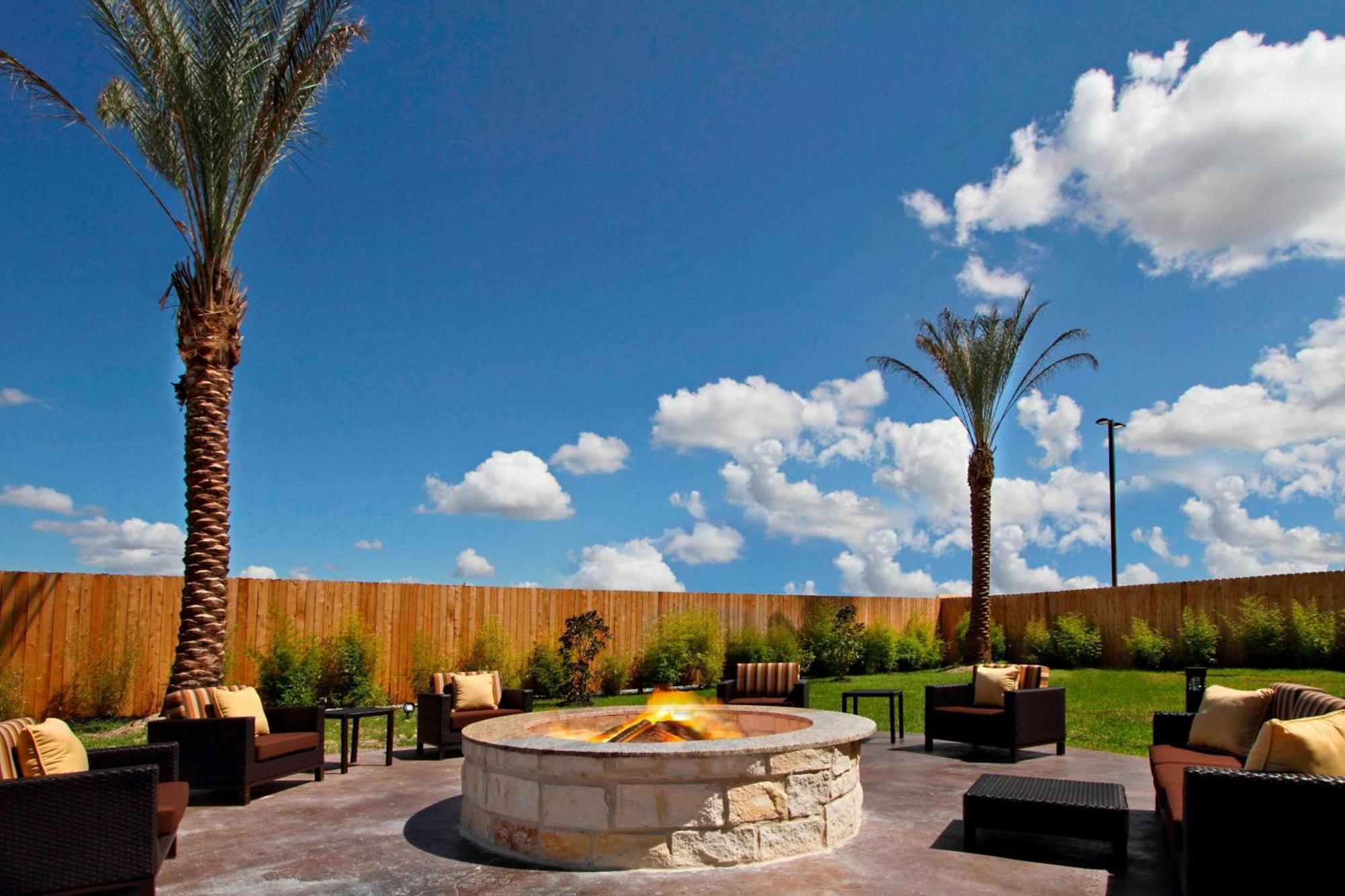 Courtyard By Marriott Victoria Hotel Exterior photo